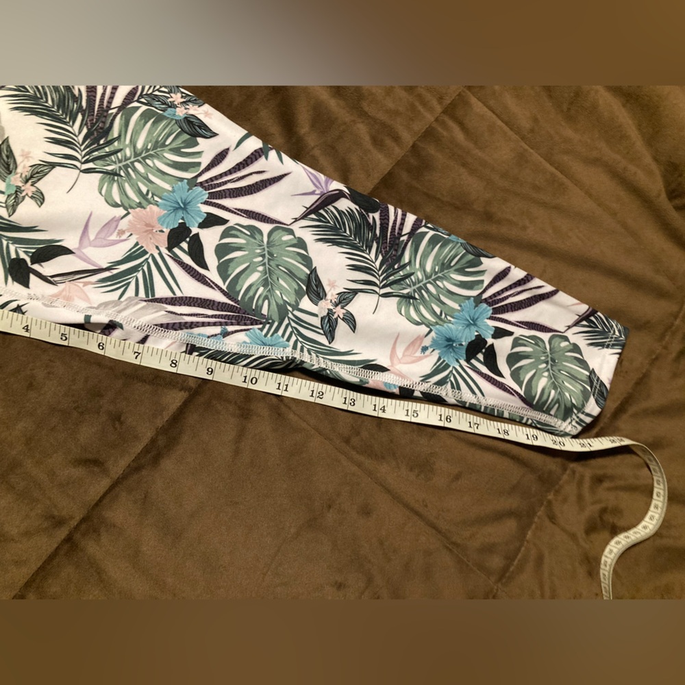 Evolution and Creation brand,size medium,beautiful colorful print,capri pants - Picture 4 of 7